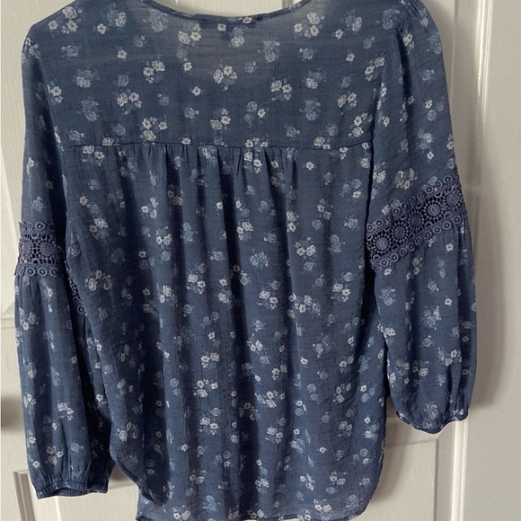 Comfy Blue Floral Blouse with Lace Details β Size S - Picture 5 of 5